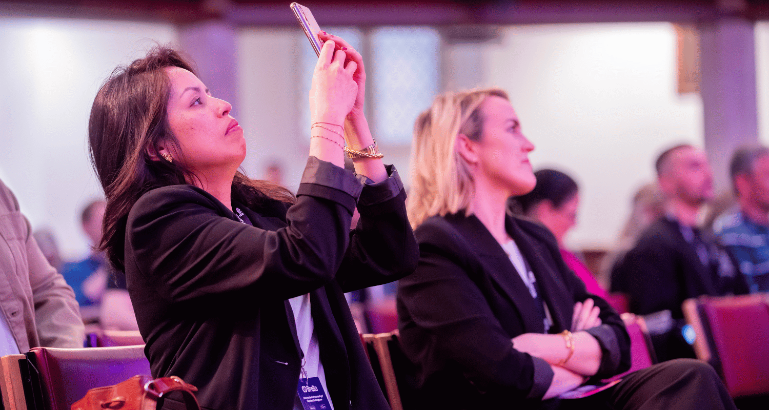 eComm Live Crowd
